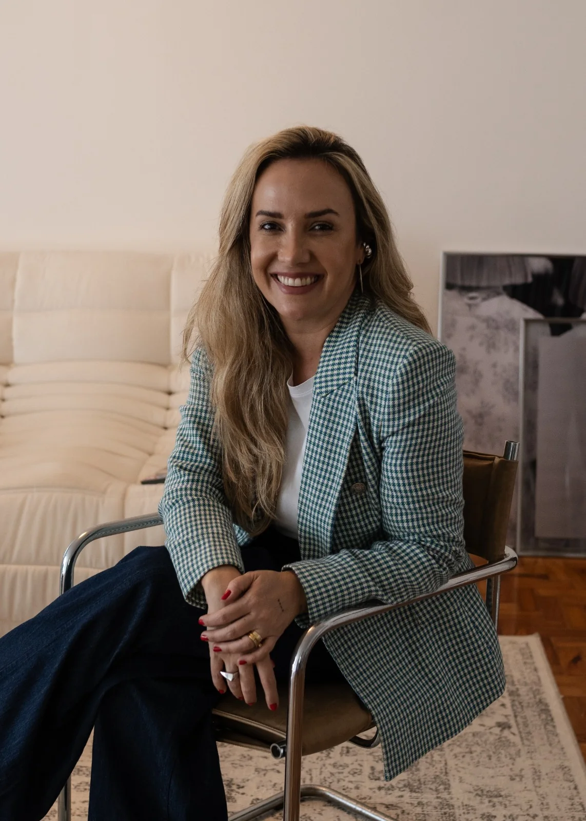 Débora Bolangno sorridente em pose de retrato próximo